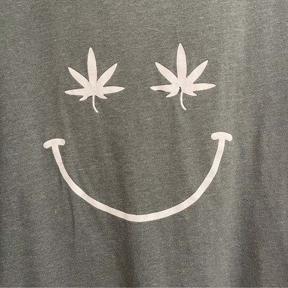 Happy face, pot leaves graphic t-shirt. - Picture 3 of 4